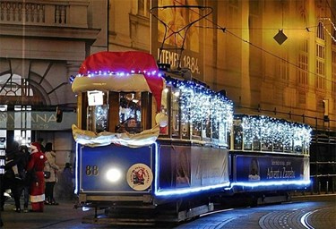 VESELI BOŽIĆNI TRAMVAJ PONOVNO NA ZAGREBAČKIM ULICAMA